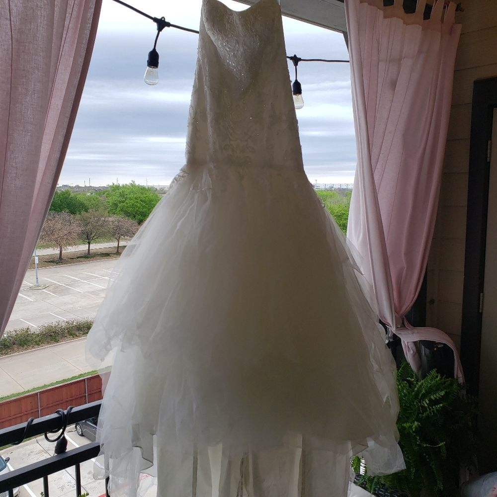 Oleg Cassini, Tule Mermaid dress